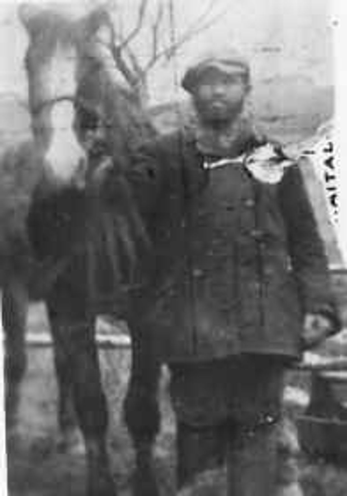 Šeduvos vežikas Genochas Grodnikas (1887-1941) su savo arkliu. Dorit Grodnikaitės kolekcija.