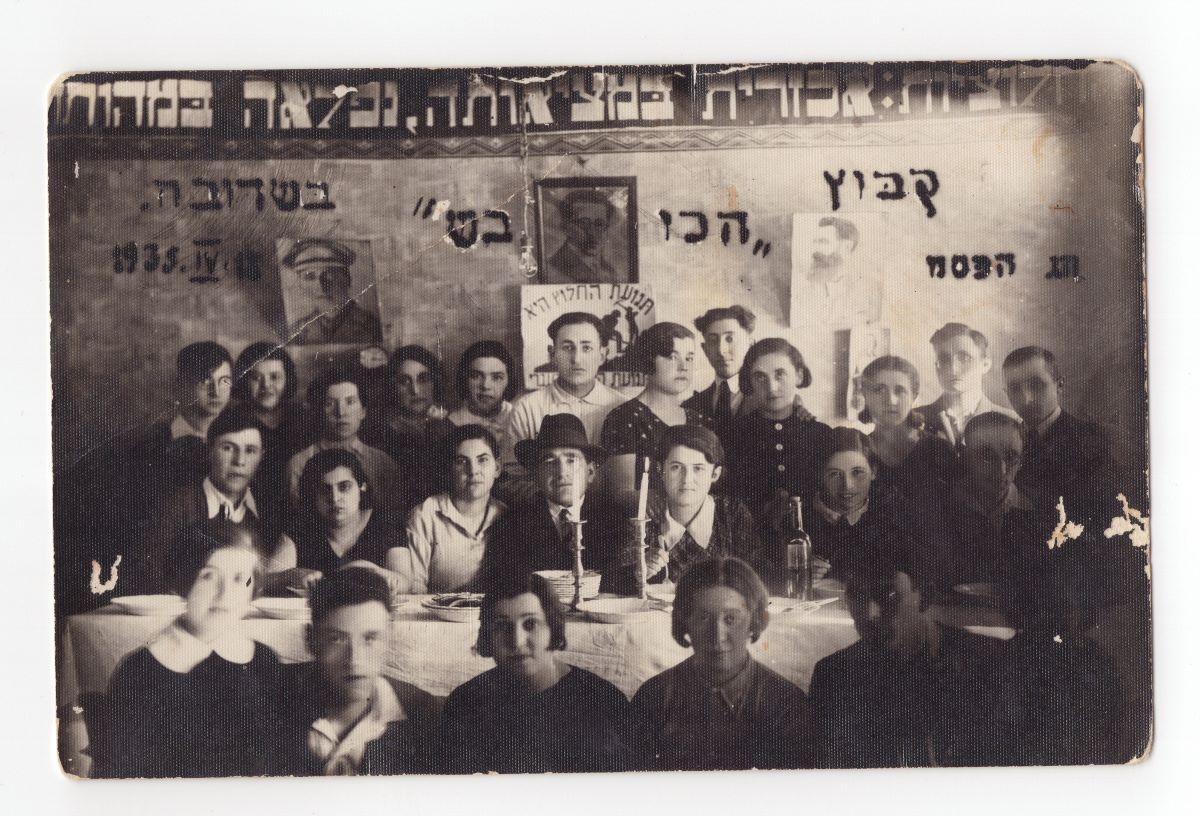 Šeduvos kibuco nariai švenčia Pesachą. Ester Orlinaitė stovi trečia iš kairės. Šeduva, 1935 m. Anat Rosen asm. kolekcija.